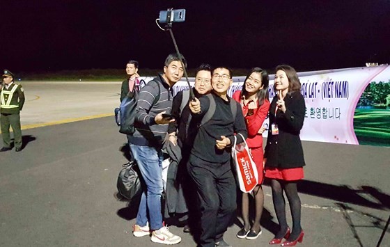 First passengers pose photos at Lien Khuong Airport