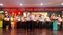  Chairman of the HCMC People’s Committee Nguyen Thanh Phong certificates for enterprises with their great achievements in State budget remittance this year.