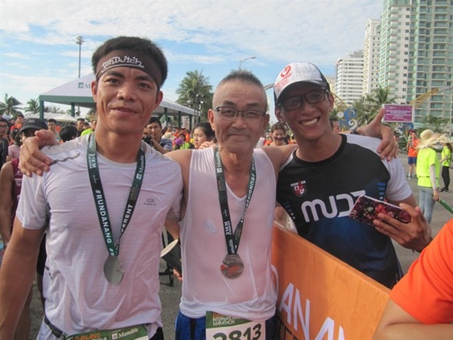 Vietnamese and Japanese runners celebrate after finishing the half marathon category at the Da Nang marathon in 2017. (Photo: VNA)