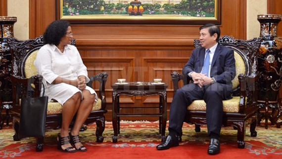 Chairman of the Ho Chi Minh City People’s Committee Nguyen Thanh Phong and new Cuban Consul General in Ho Chi Minh City Indira Lopez Arguelles