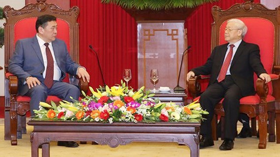 General Secretary of the Communist Party of Vietnam Nguyen Phu Trong and Mongolian Parliament Speaker Miyegombo Enkhbold 