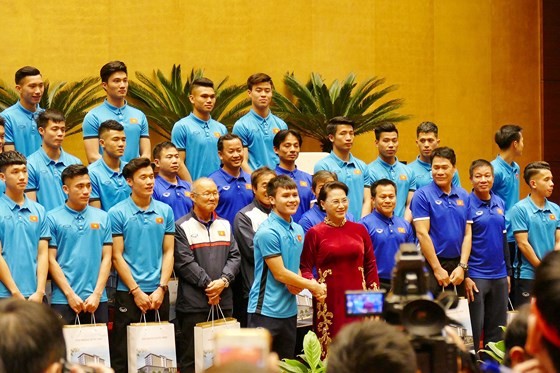 Vietnamese National Assembly Chairwoman Nguyen Thi Kim Ngan poses with members of the Vietnamese Under 23 football team at Dien Hong Hall of the National Assembly House