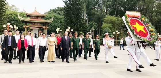 Delegation of Party, State, Party Committee, People’s Council, People’s Committee, Vietnam Fatherland Front Committee of Ho Chi Minh City visits and thurifies at Ben Duoc Memorial Temple