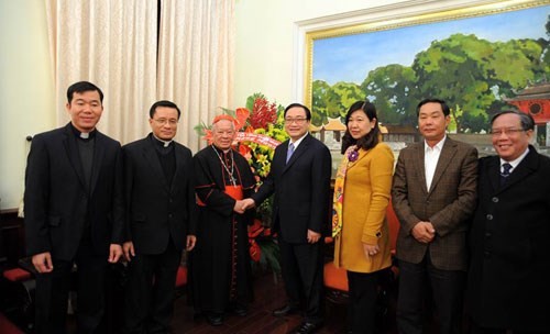 Cardinal Nguyen Van Nhon (third, left), shake hands with Secretary of the municipal Party Committee Hoang Trung Hai at the meeting (Source: Hanoimoi.com.vn)