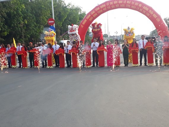 Leaders of Binh Duong province cut the ribbons to inaugurate key projects to welcome Thu Dau Mot city recognizing as type 1 urban area. ​