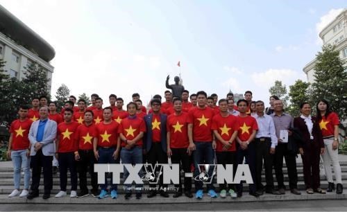 Vietnam’s U23 team laid a floral wreath at the statue of late President Ho Chi Minh in HCM City (Source: VNA)