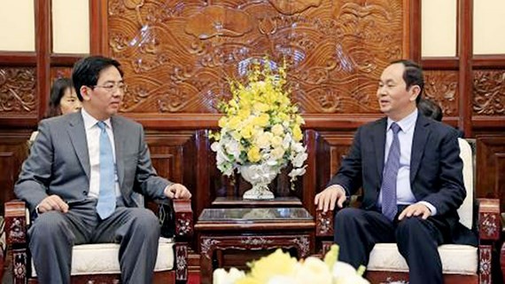 State President of Vietnam Tran Dai Quang (R) and Chinese Ambassador  in Vietnam Hong xiao Yong (Photo:VNA)