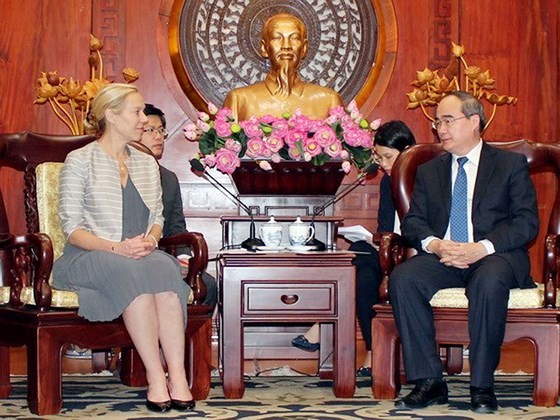 Secretary of the HCMC Party Committee Nguyen Thien Nhan (R) and Minister for Foreign Trade and Development Cooperation of the Netherlands Sigrig Kaag