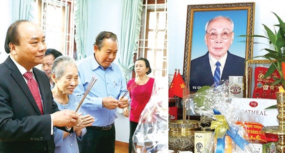 Prime Minister Nguyen Xuan Phuc offers incense to commemorate former Chairman of the State of Council Vo Chi Cong (photo:VNA)