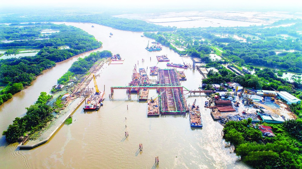  Anti-flooding projects and  culverts to convey the flow in Muong Chuoi (district of Nha Be, Ho Chi Minh City) which are built (Photo: QUOC HUNG)
