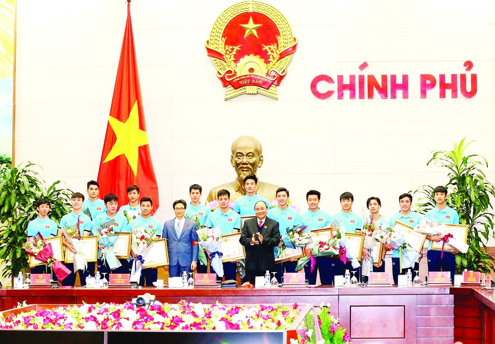 Prime Minister Nguyen Xuan Phuc and Deputy Prime Minister Vu Duc Dam pose with members of the Vietnamese U23 football team