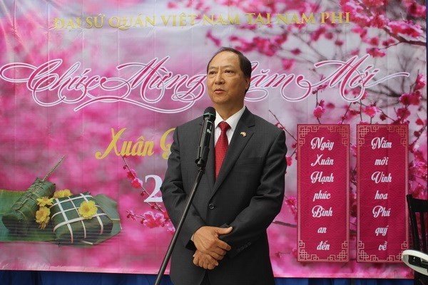 Vietnamese Ambassador to South Africa Vu Van Dung speaks at the Tet celebration in Pretoria on February 11 (Photo: VNA)