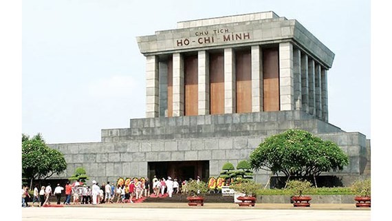 Thousands of people visit Mausoleum of President Ho Chi Minh during Tet holidays