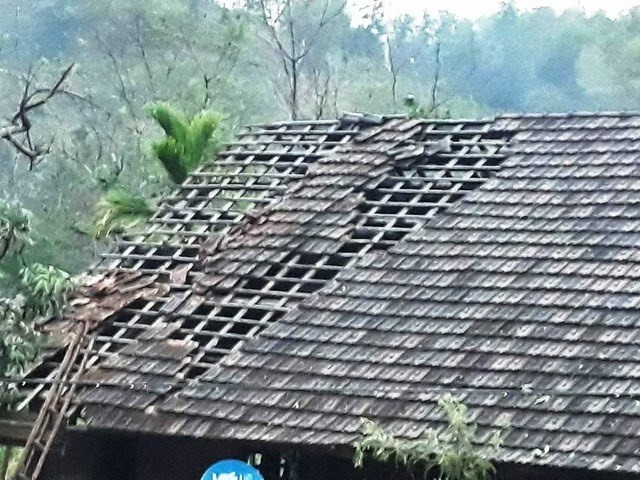 A hailstorm blows away the roof of a house in central Nghe An province (Photo dantri.com.vn)