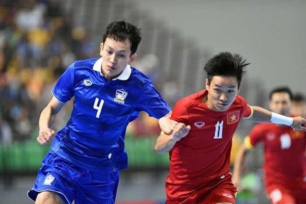 A Vietnamese futsal player (in red) competes in an international tournament. Vietnam are in Group B of the AFF Futsal Championship 2018. (Photo: danviet.vn)