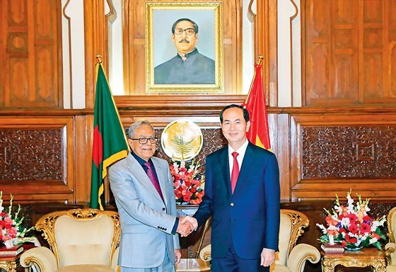 Vietnamese President Tran Dai Quang (R) and Bangladesh President Abdul Hamid