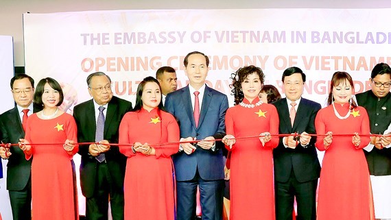 Vietnamese President Tran Dai Quang cuts ribbon to open Vietnam Culture Days in Bangladesh 