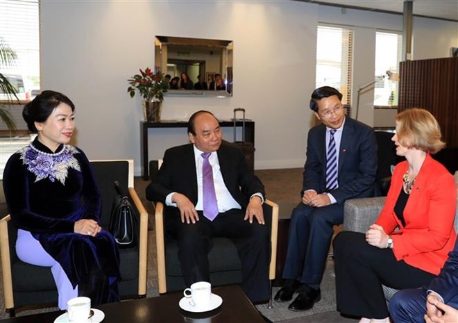 Prime Minister Nguyen Xuan Phuc (second from left) and his spouse (first from left) were welcomed at the Auckland international airport (Photo: VNA)