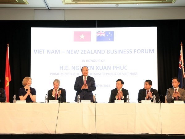 Prime Minister Nguyen Xuan Phuc (standing) speaks at the Vietnam-New Zealand Business Forum (Photo: VNA)