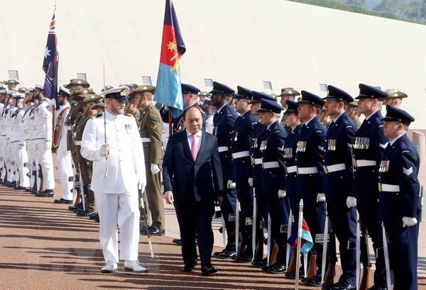 Prime Minister Nguyen Xuan Phuc reviews an honour guard in Australia. (Photo: VNA)