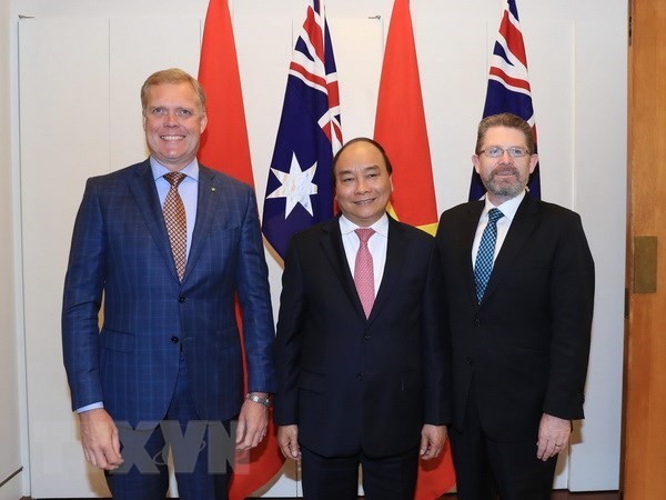 Prime Minister Nguyen Xuan Phuc (centre) meets with President of the Senate Scott Ryan (R) and Speaker of the House of Representatives Tony Smith of Australia on March 15 (Photo: VNA)