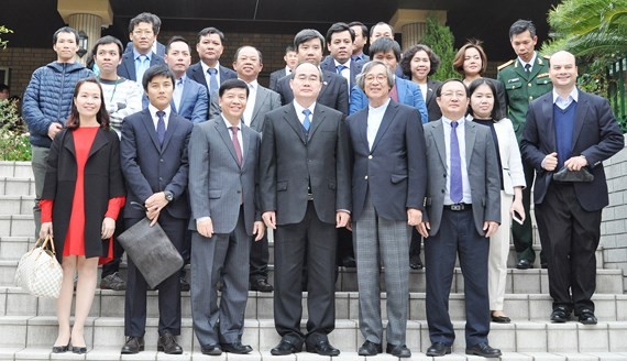 Secretary of HCMC Party Committee Nguyen Thien Nhan poses with overseas Vietnamese in Japan 