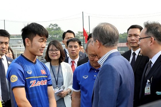 South Korean president Moon Jae-in exchanges with head coach of the Vietnamese national football team Park Hang- seo and players of the team