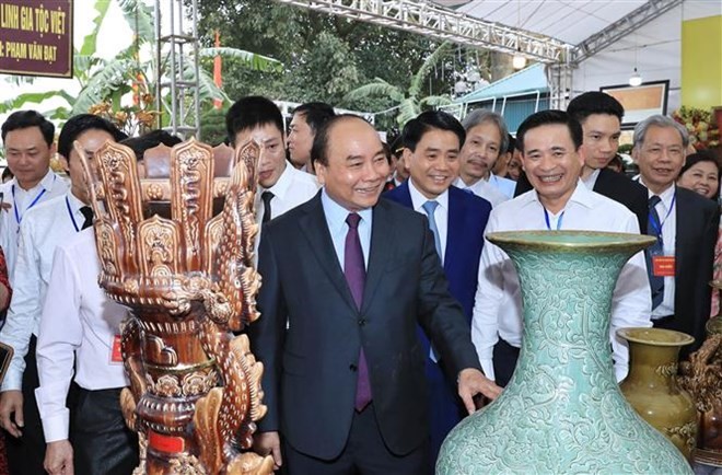 PM Nguyen Xuan Phuc in Bat Trang village (Photo: VNA)