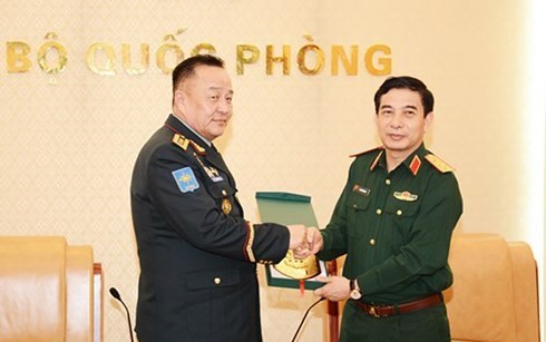 Sen. Lieut. Gen. Phan Van Giang, Chief of the General Staff of the Vietnam People’s Army (right) hosts a reception for Chief of the General Staff of the Mongolian Armed Forces Lieut. Gen. Dulamsuren Davaa on April 3. (Photo: VOV)