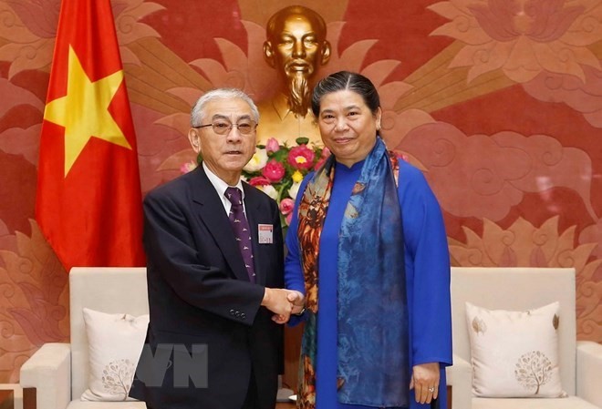 Vice Chairwoman Tong Thi Phong (R) welcomes Saito Toshitsugu who leads LDP former parliamentarians association delegation (Photo: VNA)