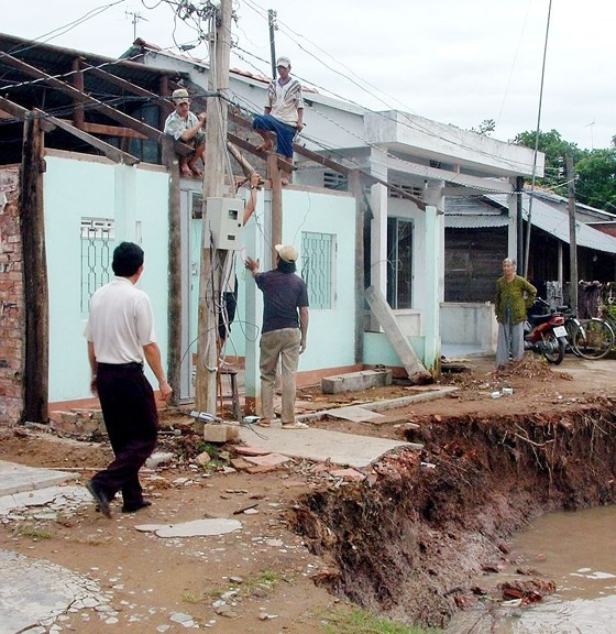 The Mekong delta's provincial authorities make measures to mitigate the impact of flooding caused by high tides.