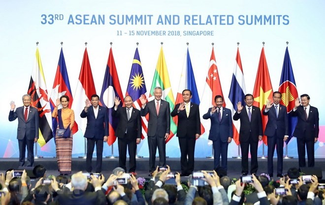 Prime Minister Nguyen Xuan Phuc (fourth, left) and other ASEAN leaders at the 33rd ASEAN Summit in Singapore (Photo: VNA)