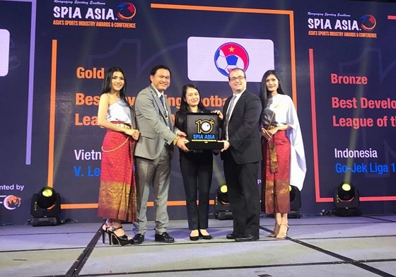  Chairman of the Vietnam Professional Football (VPF) Tran Anh Tu (the second from the left) receives the awards from SPIA Asia