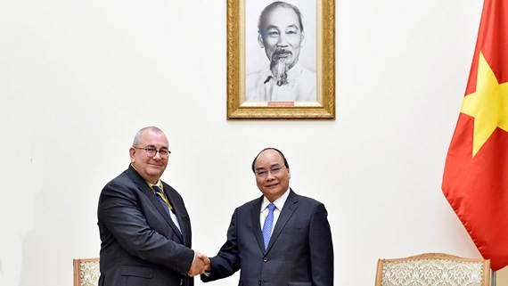 Vietnamese PM Nguyen Xuan Phuc (R) and Belgium Ambassador Paul Jansen 