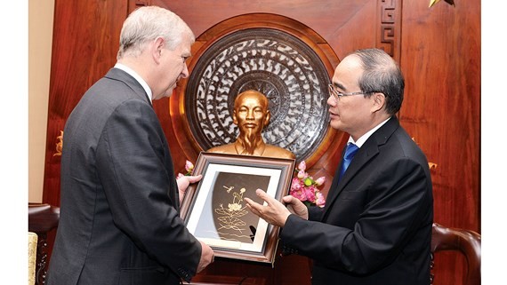 Secretary of the HCMC Party Committee Nguyen Thien Nhan offers a souvernir to Prince Andrew (Photo:Viet Dung) 
