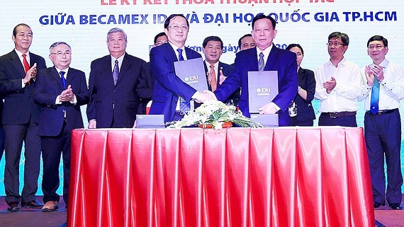 Signing ceremony between VNU-HCMC and Becamex IDC 