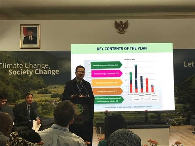 Pham Van Tan, deputy head of the Climate Change Department, Vietnam’s Ministry of Natural Resources and Environment (MoNRE), presents the ministry’s response to climate change threats to the country (Photo: VNA)