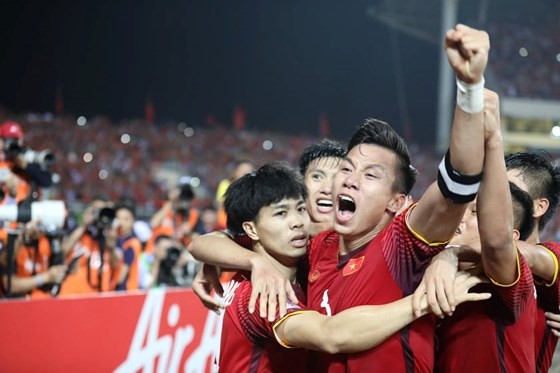Vietnamese red flag players are happy after 90 minute match 