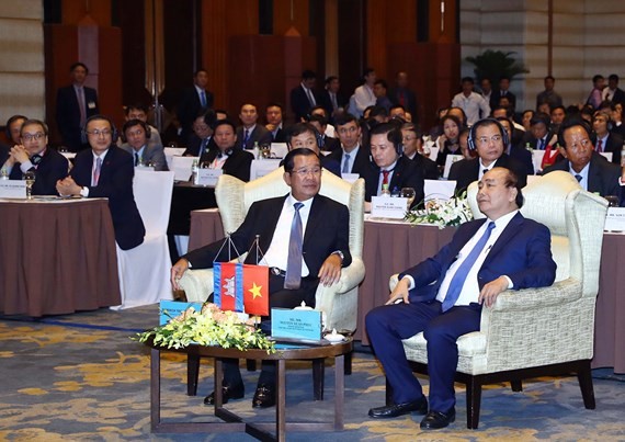 The Cambodian and Vietnamese prime ministers seat in Vietnam- Cambodia Business Forum