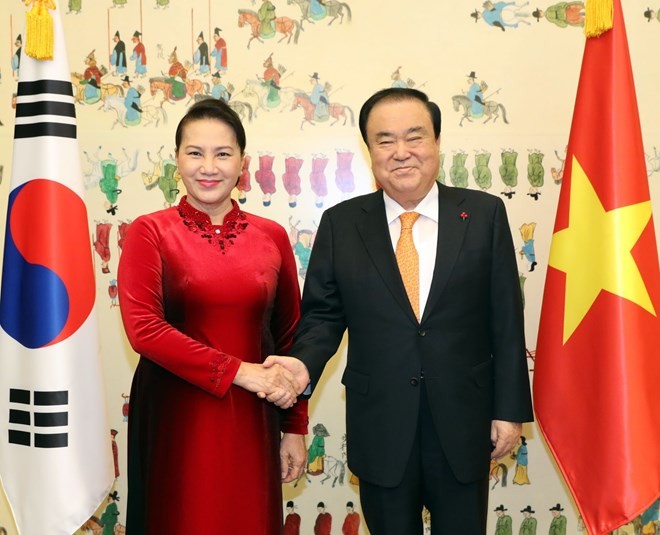 National Assembly Chairwoman Nguyen Thi Kim Ngan (L) and Speaker of the RoK National Assembly Moon Hee-sang (Photo VNA)