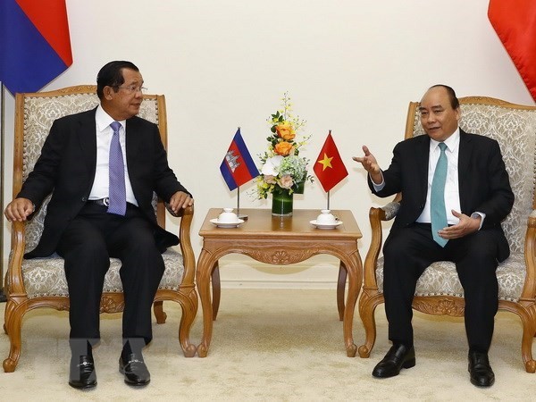 Prime Minister Nguyen Xuan Phuc (R) and Cambodian Prime Minister Samdech Techo Hun Sen (Photo: VNA)