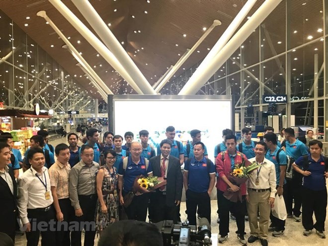 Vietnamese Ambassador to Malaysia Le Quy Quynh (front, fourth, right) welcomes coach Park Hang-seo (front, fifth, right) and other members of Vietnam's national football team at Kuala Lumpur International Airport (Photo: VNA)