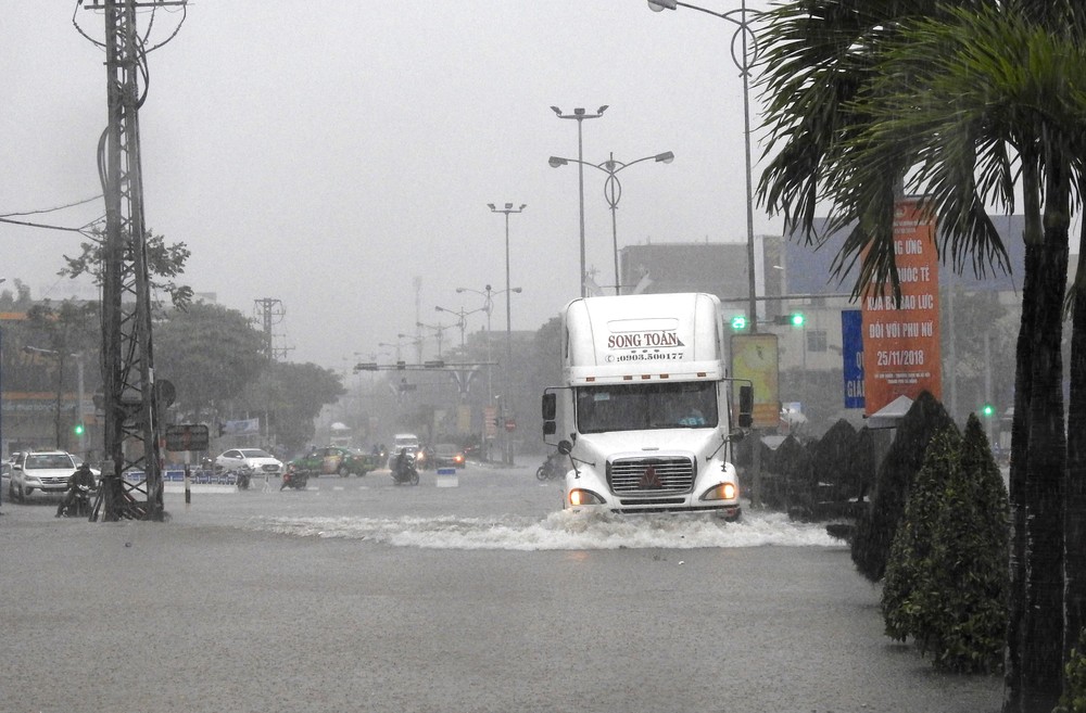 High rainfall pours Da Nang city 