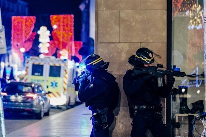 A manhunt was underway after the killer opened fire at around 8pm local time of December 11 on one of the city’s busiest streets in France's Strasbourg city, sending crowds of evening shoppers fleeing for safety. (Photo: AFP/VNA)