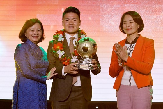 Head of the Department of Propaganda and Training of the Ho Chi Minh City Party Committee Than Thi Thu awards golden ball to Nguyen Quang Hai