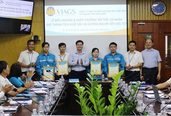 VIAGS celebrates a ceremony to reward the officials and employees returning properties to passengers