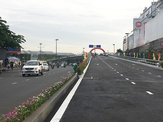 Last branch of steel flyover project at the Nguyen Thai Son-Nguyen Kiem junction in Go Vap is put into use this morning