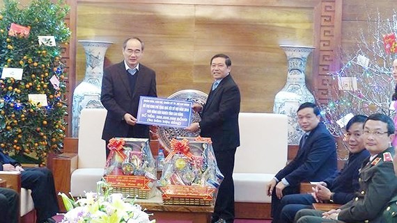 Secretary of the Communist Party Committee in Ho Chi Minh City Nguyen Thien Nhan visits Cao Bang on the upcoming Lunar New Year. 