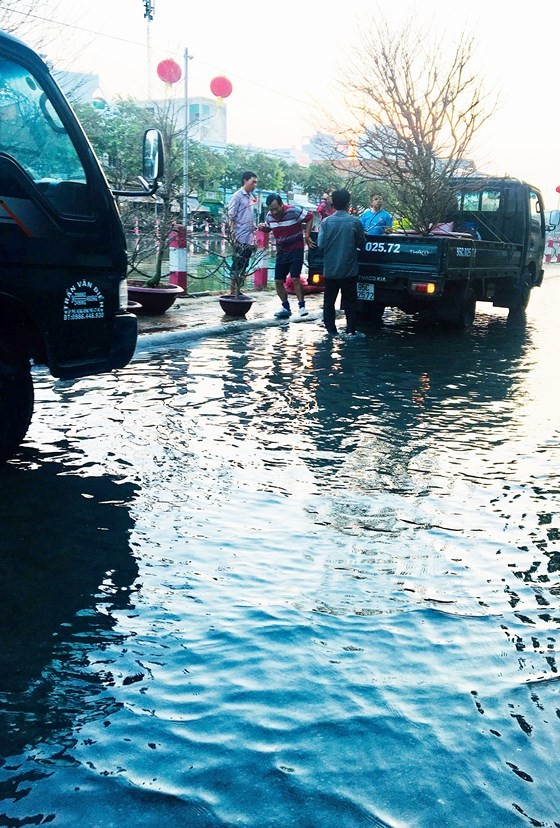 High tide causes flooding in some streets of can Tho city