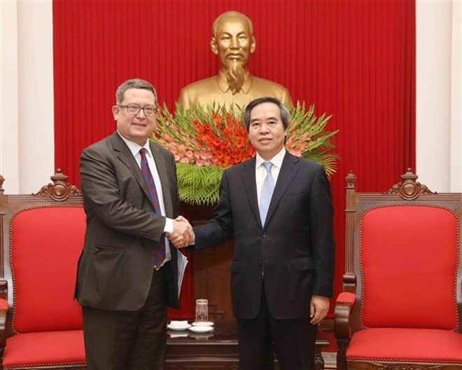 Politburo member and Head of the Party Central Committee’s Economic Commission Nguyen Van Binh (R) and Karl Ehlers, Assistant US Trade Representative for the Office of Southeast Asia and the Pacific